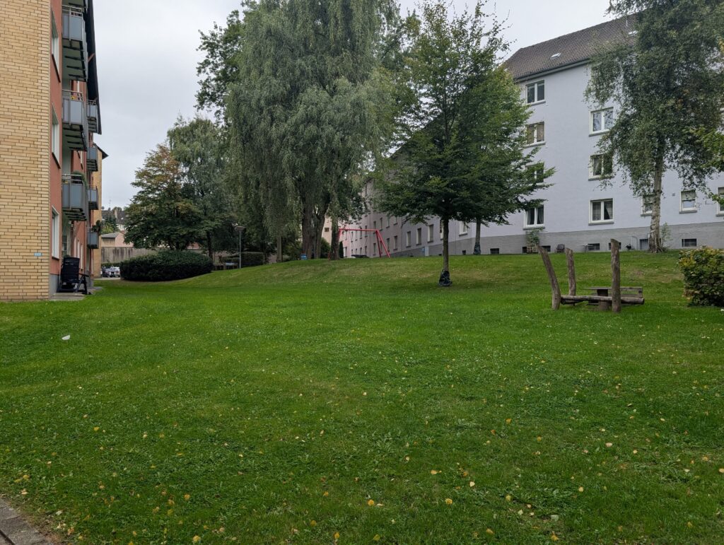 Grüne Wiese im Innenhof.